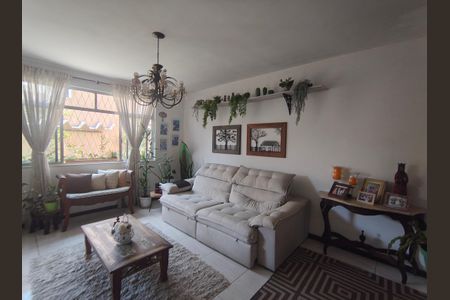 Casa de condomínio à venda com 345m², 4 quartos e 2 vagas Casa de condomínio à venda com 345m², 4 quartos e 2 vagasSala de TV