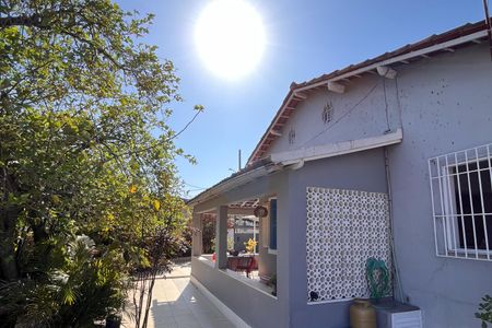 Casa à venda com 197m², 4 quartos e 2 vagas Casa à venda com 197m², 4 quartos e 2 vagasQuintal