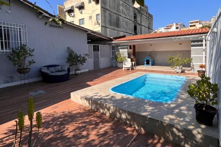 Casa à venda com 197m², 4 quartos e 2 vagas Casa à venda com 197m², 4 quartos e 2 vagasQuintal