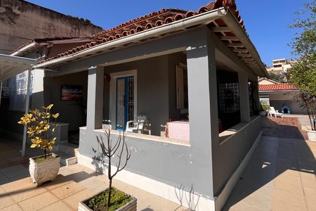 Casa à venda com 197m², 4 quartos e 2 vagas Casa à venda com 197m², 4 quartos e 2 vagasFachada
