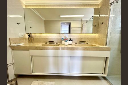 Apartamento à venda com 182m², 3 quartos e 3 vagasBanheiro da Suíte 1