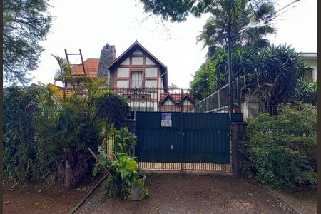 Casa à venda com 450m², 4 quartos e 15 vagasFachada + Plaquinha