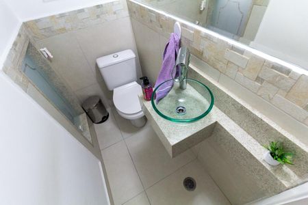 Casa de condomínio à venda com 102m², 3 quartos e 2 vagasLavabo