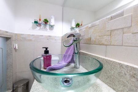 Casa de condomínio à venda com 102m², 3 quartos e 2 vagasLavabo