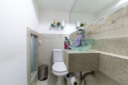 Casa de condomínio à venda com 102m², 3 quartos e 2 vagasLavabo