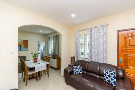 Casa à venda com 120m², 2 quartos e sem vaga Casa à venda com 120m², 2 quartos e sem vagaSala