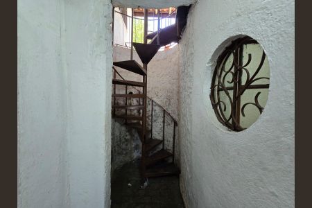 Casa para alugar com 226m², 3 quartos e 4 vagas Casa para alugar com 226m², 3 quartos e 4 vagasEscada acesso a Garagem