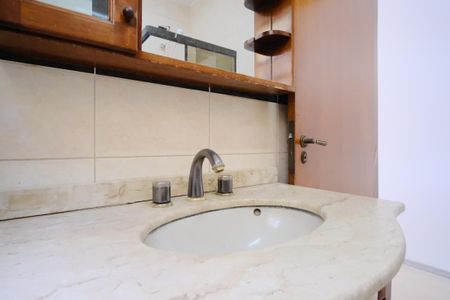 Casa à venda com 190m², 4 quartos e sem vagaBanheiro 1