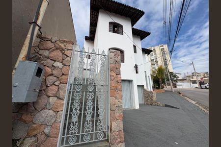 Casa para alugar com 85m², 2 quartos e 2 vagasFachada