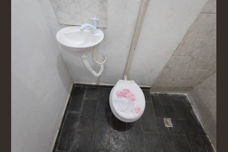 Banheiro Social de kitnet/studio para alugar com 1 quarto, 15m² em Freguesia (jacarepaguá), Rio de Janeiro