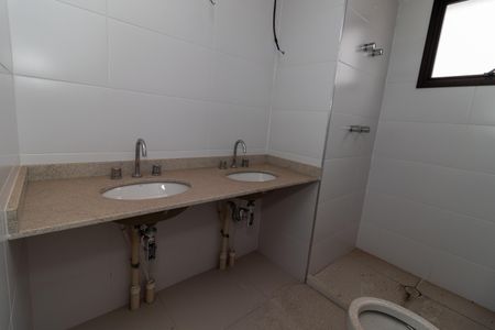 Apartamento à venda com 218m², 3 quartos e 4 vagasBanheiro da Suíte 3