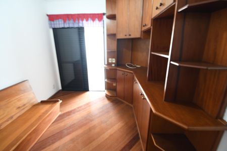 Sala de TV de apartamento à venda com 4 quartos, 165m² em Cambuí, Campinas