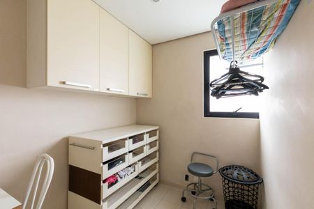 Apartamento à venda com 400m², 3 quartos e 5 vagas Apartamento à venda com 400m², 3 quartos e 5 vagasQuarto de Serviço 1