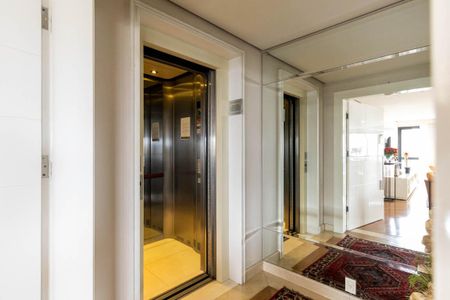 Apartamento à venda com 400m², 3 quartos e 5 vagas Apartamento à venda com 400m², 3 quartos e 5 vagasHall de Elevador Privativo