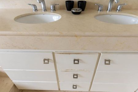 Apartamento à venda com 400m², 3 quartos e 5 vagas Apartamento à venda com 400m², 3 quartos e 5 vagasBanheiro 1 - Suíte