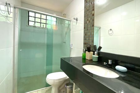 Casa de condomínio à venda com 1800m², 4 quartos e 4 vagasBanheiro da Suíte 2