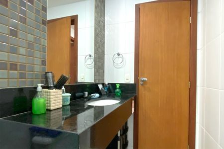 Casa de condomínio à venda com 1800m², 4 quartos e 4 vagasBanheiro da Suíte 2