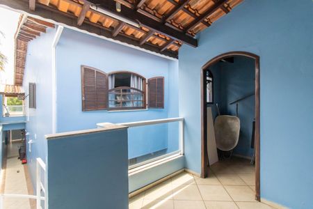 Casa à venda com 187m², 3 quartos e 2 vagas Casa à venda com 187m², 3 quartos e 2 vagasTerraço