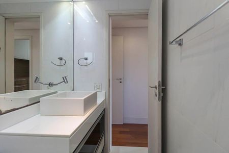 Apartamento à venda com 130m², 3 quartos e 2 vagas Apartamento à venda com 130m², 3 quartos e 2 vagasBanheiro