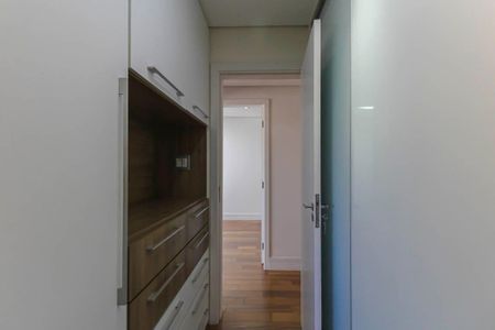 Apartamento à venda com 130m², 3 quartos e 2 vagas Apartamento à venda com 130m², 3 quartos e 2 vagasCloset da suíte