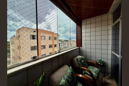 Apartamento à venda com 107m², 4 quartos e 2 vagas Apartamento à venda com 107m², 4 quartos e 2 vagasVaranda