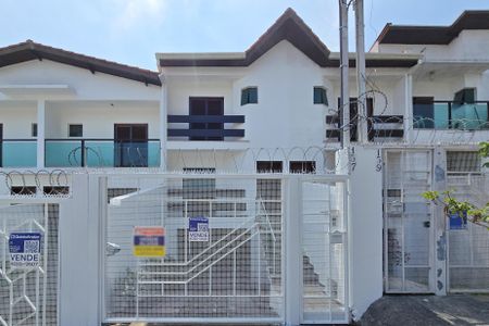 Casa à venda com 192m², 3 quartos e 4 vagas Casa à venda com 192m², 3 quartos e 4 vagasFachada