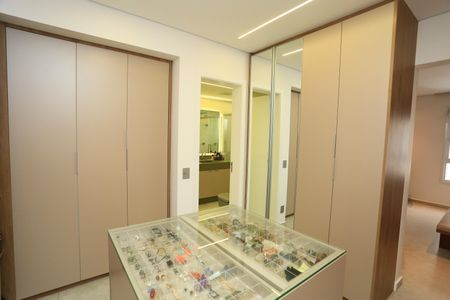 Apartamento à venda com 260m², 4 quartos e 4 vagas Apartamento à venda com 260m², 4 quartos e 4 vagasCloset da suíte 1