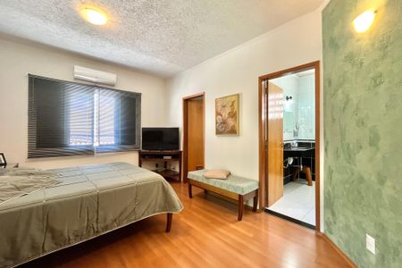 Casa à venda com 281m², 3 quartos e 3 vagas Casa à venda com 281m², 3 quartos e 3 vagasSuite