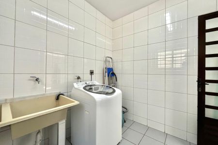 Casa à venda com 281m², 3 quartos e 3 vagas Casa à venda com 281m², 3 quartos e 3 vagasÁrea de Serviço