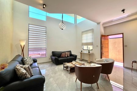 Casa à venda com 281m², 3 quartos e 3 vagas Casa à venda com 281m², 3 quartos e 3 vagasSala de Estar