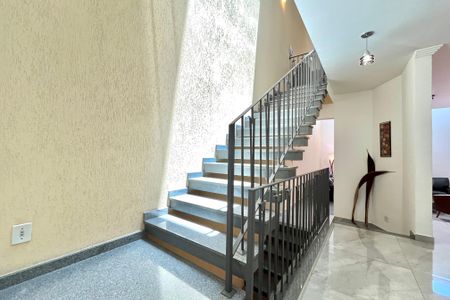 Casa à venda com 281m², 3 quartos e 3 vagas Casa à venda com 281m², 3 quartos e 3 vagasEscada