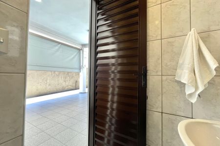 Casa à venda com 281m², 3 quartos e 3 vagas Casa à venda com 281m², 3 quartos e 3 vagasLavabo área externa