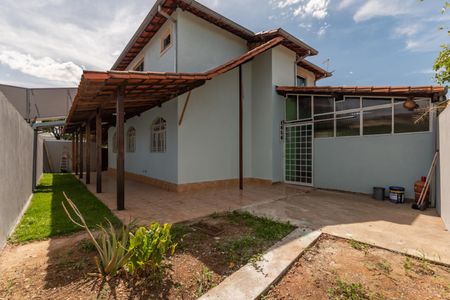 Casa para alugar com 298m², 3 quartos e 2 vagasEntrada