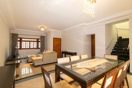 Casa à venda com 242m², 4 quartos e 4 vagas Casa à venda com 242m², 4 quartos e 4 vagasSala