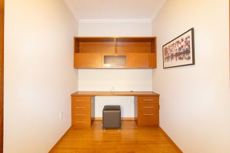 Casa à venda com 242m², 4 quartos e 4 vagas Casa à venda com 242m², 4 quartos e 4 vagasCorredor