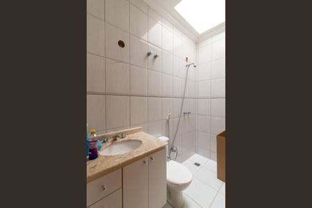 Casa à venda com 242m², 4 quartos e 4 vagas Casa à venda com 242m², 4 quartos e 4 vagasBanheiro