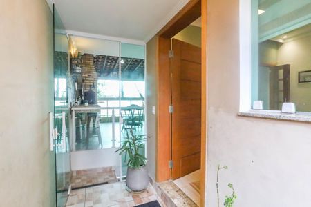 Casa à venda com 180m², 3 quartos e 2 vagas Casa à venda com 180m², 3 quartos e 2 vagasEntrada