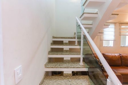 Casa à venda com 180m², 3 quartos e 2 vagas Casa à venda com 180m², 3 quartos e 2 vagasEscada