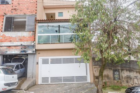 Casa à venda com 180m², 3 quartos e 2 vagas Casa à venda com 180m², 3 quartos e 2 vagasFachada