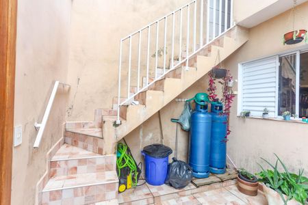 Casa à venda com 180m², 3 quartos e 2 vagas Casa à venda com 180m², 3 quartos e 2 vagasEscada para Área de serviço