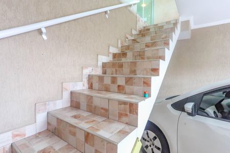 Casa à venda com 180m², 3 quartos e 2 vagas Casa à venda com 180m², 3 quartos e 2 vagasEscada de entrada