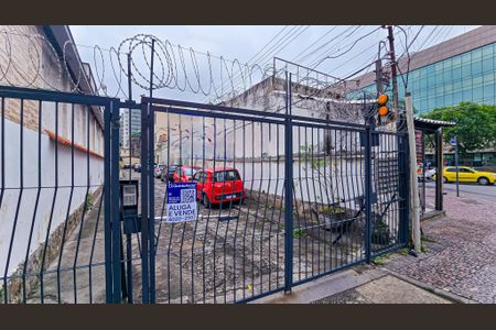 Casa à venda com 149m², 2 quartos e 2 vagas Casa à venda com 149m², 2 quartos e 2 vagasFachada do condomínio com placa