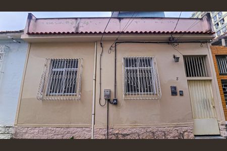 Casa à venda com 149m², 2 quartos e 2 vagas Casa à venda com 149m², 2 quartos e 2 vagasFachada