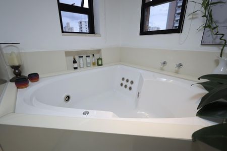 Apartamento à venda com 179m², 2 quartos e 3 vagasBanheiro Suíte 2