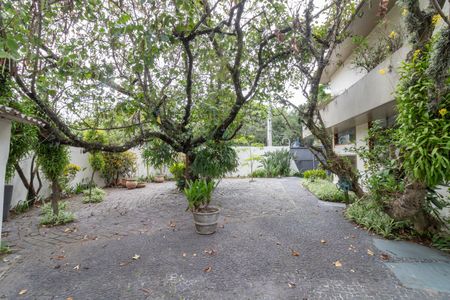 Casa à venda com 550m², 4 quartos e 3 vagas Casa à venda com 550m², 4 quartos e 3 vagasQuintal