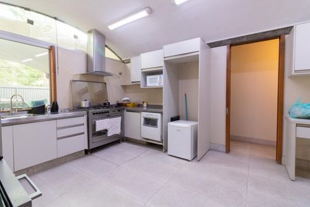 Casa à venda com 550m², 4 quartos e 3 vagas Casa à venda com 550m², 4 quartos e 3 vagasCozinha