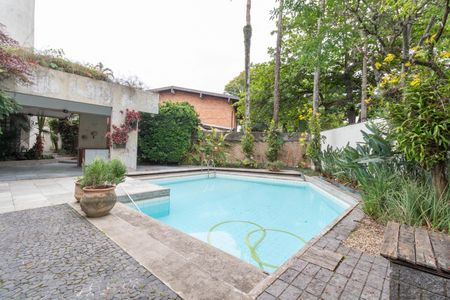 Casa à venda com 550m², 4 quartos e 3 vagas Casa à venda com 550m², 4 quartos e 3 vagasPiscina