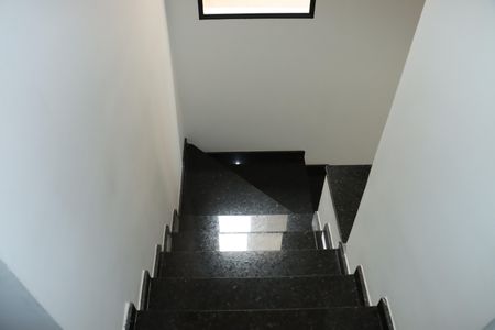 Casa de condomínio para alugar com 145m², 3 quartos e 3 vagasEscada