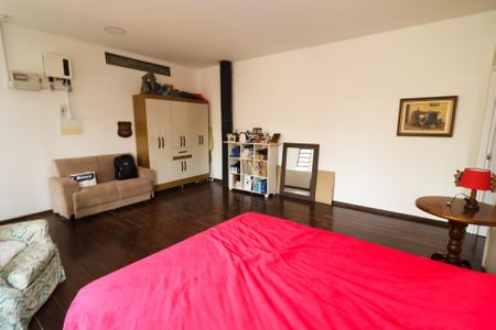 Casa à venda com 268m², 5 quartos e 4 vagas Casa à venda com 268m², 5 quartos e 4 vagasQuarto 2