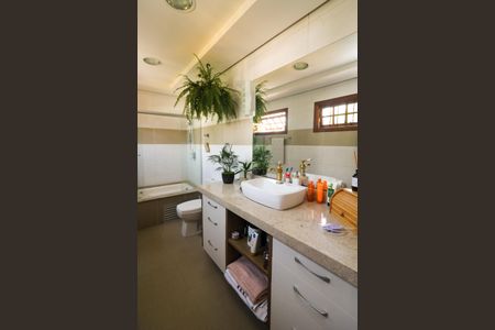 Casa à venda com 268m², 5 quartos e 4 vagas Casa à venda com 268m², 5 quartos e 4 vagasBanheiro da Suíte 2